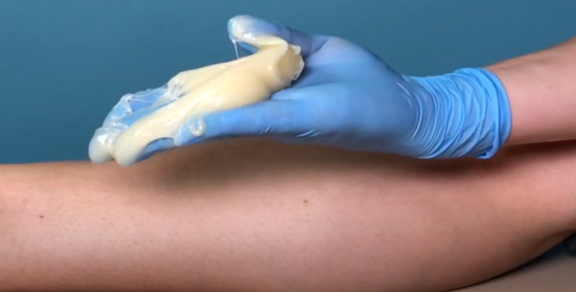 Watch a video about how to properly hold and handle sugar paste